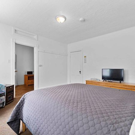 Balmoral Hotel Barrys Bay Bagian luar foto