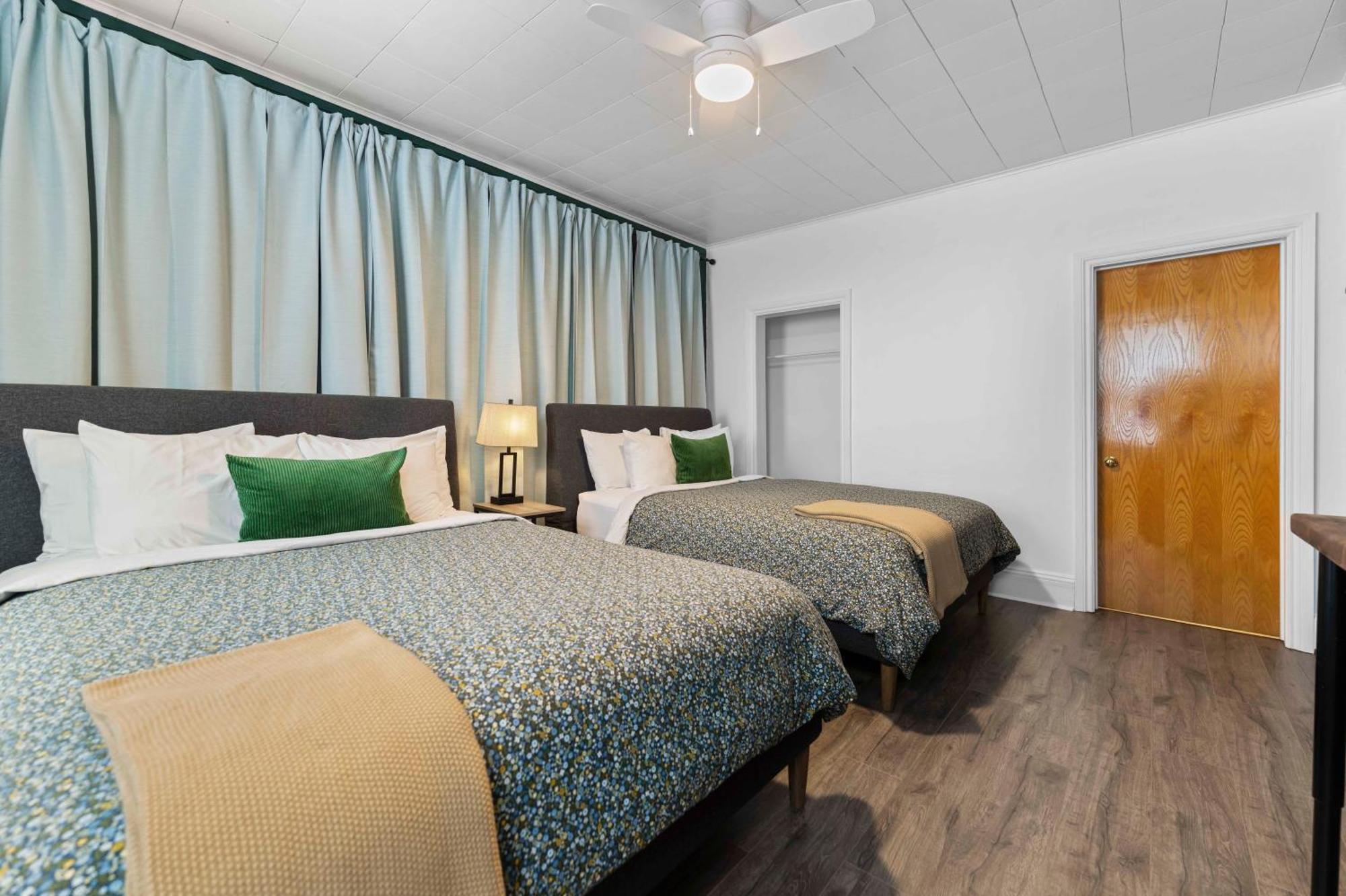 Balmoral Hotel Barrys Bay Bagian luar foto
